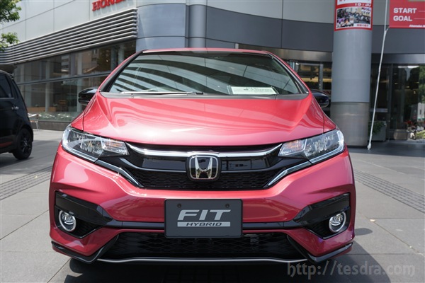 新型フィット3の外装レビュー デザインが異なる２つのモデルを実車画像で紹介 テスドラ Com