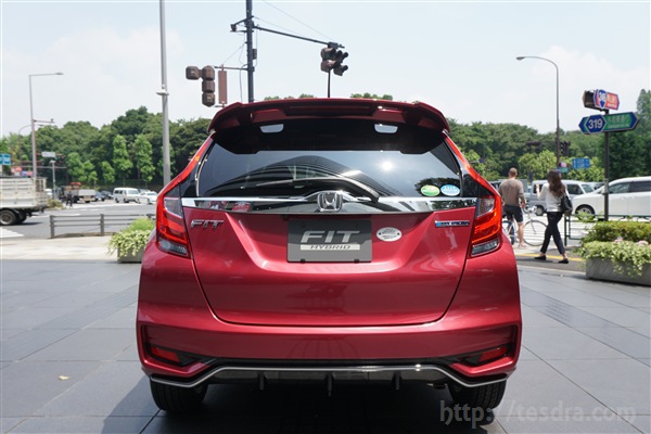 新型フィット3の外装レビュー デザインが異なる２つのモデルを実車画像で紹介 テスドラ Com
