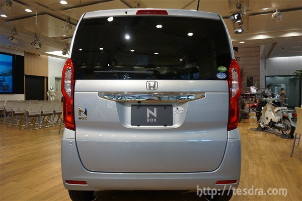新型n Boxのカスタムとノーマル車の外装の違いは 実車画像で比較してみた テスドラ Com