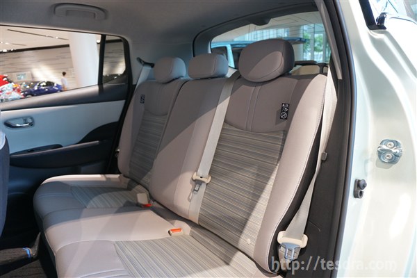 頭上空間＆足元空間は広い？新型リーフの後部座席の居住性  