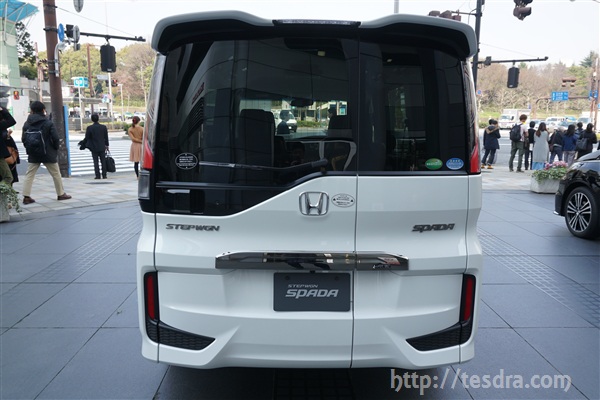 新型ステップワゴン スパーダ 17年 の外装 旧型との違いを実車画像で比較 テスドラ Com