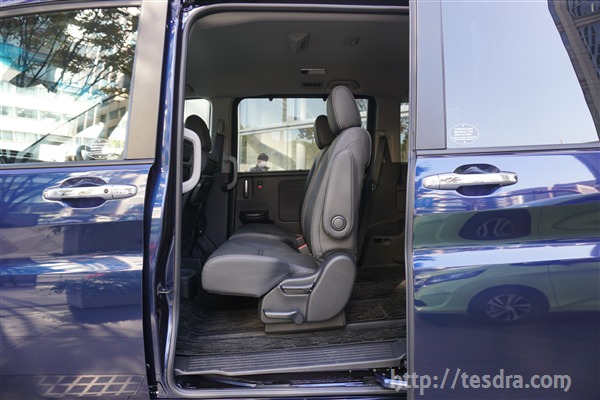 乗降性はどう 新型ステップワゴンのスライドドアの開口部の広さを確認 テスドラ Com