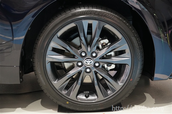 新型カローラツーリング/セダンWxB専用タイヤのサイズ＆メーカーを徹底 