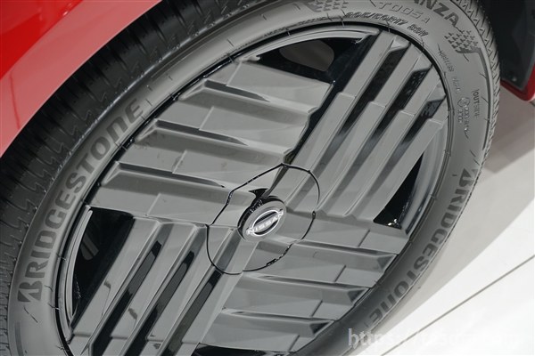 新型オーラ90周年記念車のタイヤ＆ホイール【デザインやサイズ